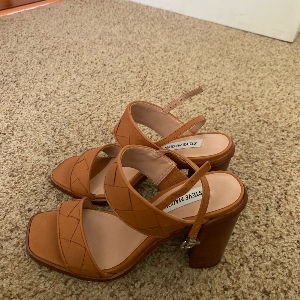 Steve Madden Wedges comes with box